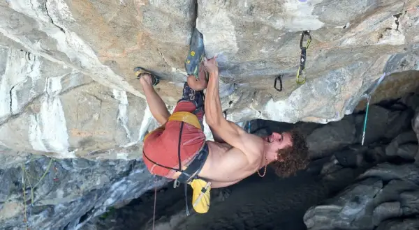 Adam Ondra in voller Konzentration, die Stille der Felswand nur vom Atem unterbrochen.