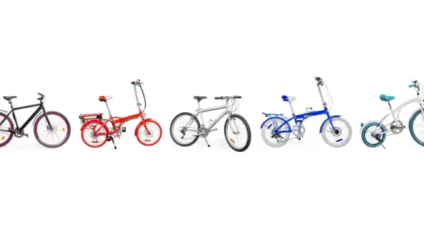 Vielfalt an Fahrrad Arten: E-Bike, Falträder in Rot und Blau, Mountainbike, Citybike und mehr, alle auf weißem Hintergrund.