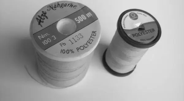 Zwei Garnrollen, eine "Alze Nähgarne" mit 500m, die andere "Coats Mez Polyester". Beide sind aus 100% Polyester, was ihre Bedeutung für Haltbarkeit und Vielseitigkeit unterstreicht.