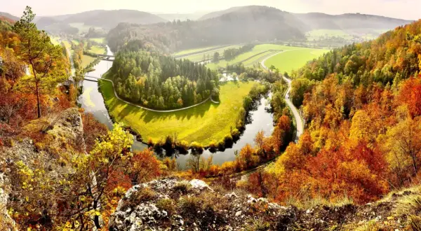 Herbstliche Farbenpracht am Donaudurchbruch bei Inzigkofen. Ein perfekter Ort zum Wandern und Genießen der Natur.