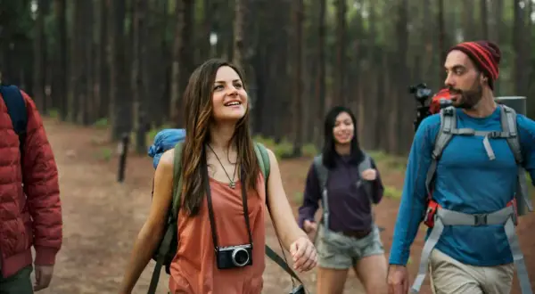 Wanderfreunde genießen die Natur. Der Vorteil von Merinowolle bei Kleidung wird beim Wandern deutlich: sie hält warm und ist atmungsaktiv.