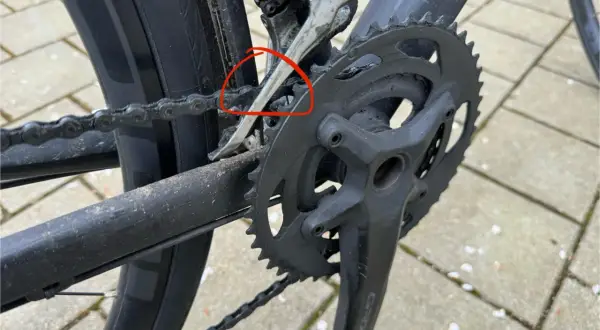 Nahaufnahme eines Fahrrads, bei dem der Umwerfer an der Kette schleift.
