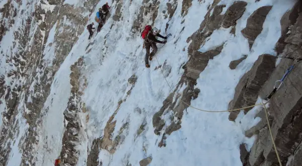 Bergsteiger seilen sich die eisige Matterhorn Nordwand ab.