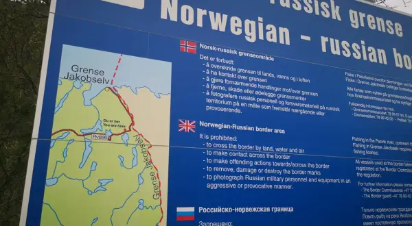 Schild am European Divide Trail: Norwegisch-Russische Grenze bei Jakobselv. Verbote und Informationen für Reisende.