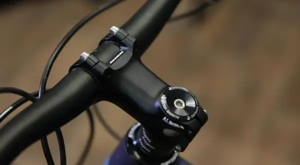 Nahaufnahme des Fahrrad-Lenkers, bereit, ihn zu drehen und zu transportieren.