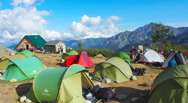 Zelte am korsika wanderweg. Bergpanorama, Berghütte und Camper genießen die Aussicht.