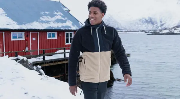 Mann in warmer Fleecejacke, bereit für die Kälte. Perfekt zum fleecejacke waschen, damit sie immer einsatzbereit ist.