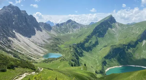 Atemberaubende Berglandschaft im Tannheimer Tal mit türkisfarbenen Seen und Wanderwegen.