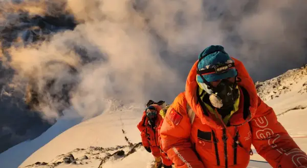 Bergsteiger kämpfen sich den K2 empor. Die Frage "wie hoch ist der K2" wird angesichts dieser extremen Höhe und der eisigen Bedingungen zur Herausforderung.