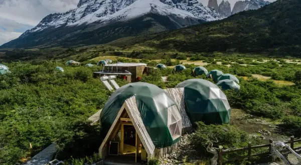Glamping-Dörfer am Fuße schneebedeckter Berge, ideal für den Torres del Paine W Trek.
