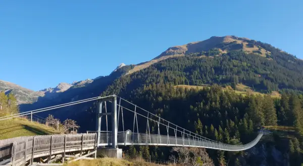 Hängebrücke im Lechtal, ein versteckter Pfad zu atemberaubenden Ausblicken. Ein Geheimtipp für Wanderer.