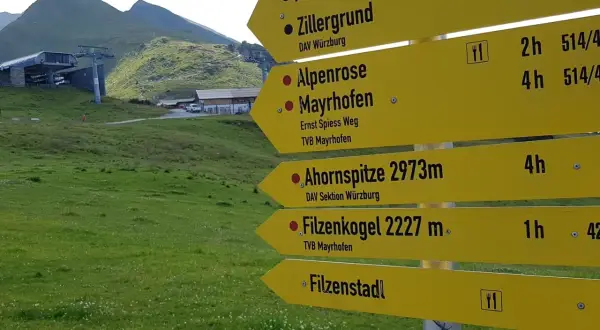 Gelbe Wegweiser helfen bei der **Wanderung planen**. Ziele wie Ahornach Alm, Mayrhofen und Filzenkogel sind aufgeführt.