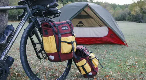 Fahrrad mit Packtaschen und Zelt für eine Bikepacking tour im Freien.