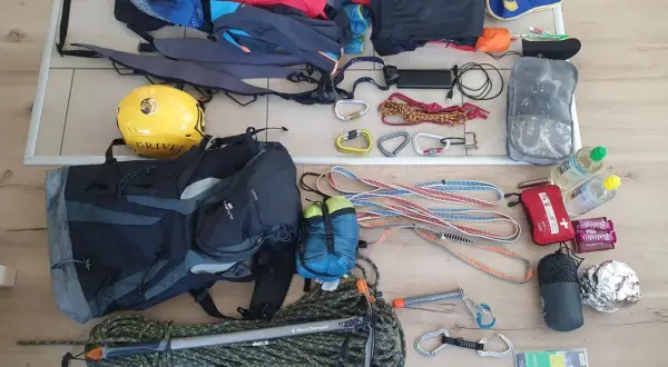 Packliste Hochtour: Helm, Seil, Steigeisen, Gurt, Karabiner, Kleidung, Erste-Hilfe-Set, Verpflegung. Alles für das Abenteuer in den Bergen.