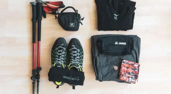 Wanderausrüstung: Stöcke, Schuhe, Socken, Tasche, Shirt, Hose und ein Tuch. So weiß ich, was ich zum Wandern brauche.