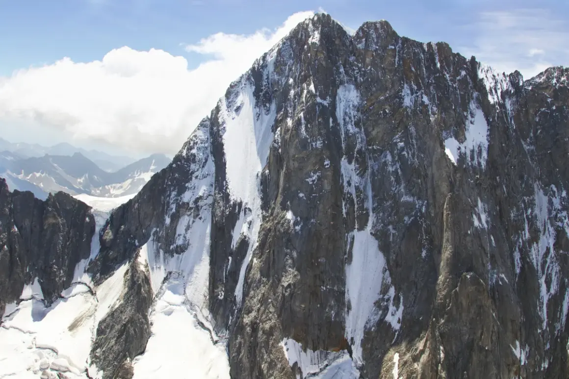 Majestätische Grandes Jorasses, zerklüftete Felsen mit Schneefeldern, die sich an steilen Hängen entlangziehen.