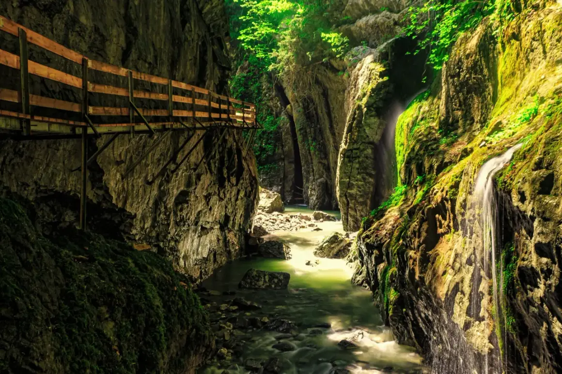 Holzstege führen durch eine Schlucht mit Wasserfall. Ein tolles Ziel für bodensee wandern.