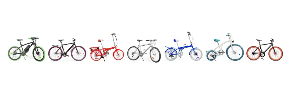 Vielfalt an Fahrrad Arten: E-Bike, Falträder in Rot und Blau, Mountainbike, Citybike und mehr, alle auf weißem Hintergrund.