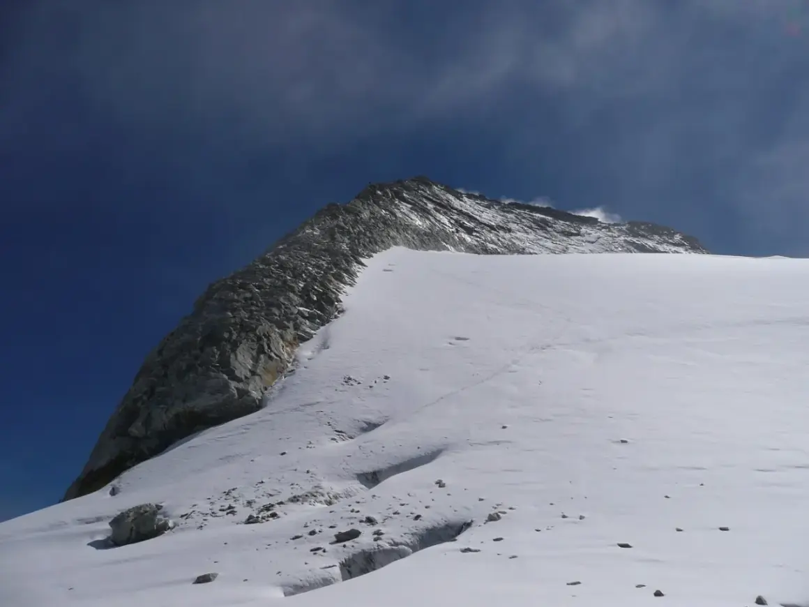 Der Olperer Nordgrat im Sonnenschein. Eine Spur im Schnee führt den Berg hinauf.