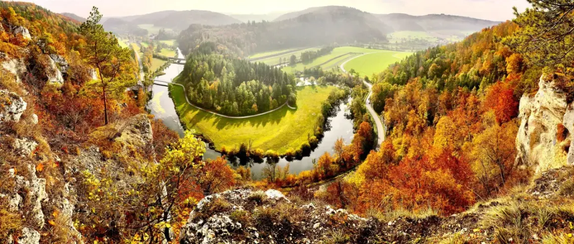 Herbstliche Farbenpracht am Donaudurchbruch bei Inzigkofen. Ein perfekter Ort zum Wandern und Genießen der Natur.
