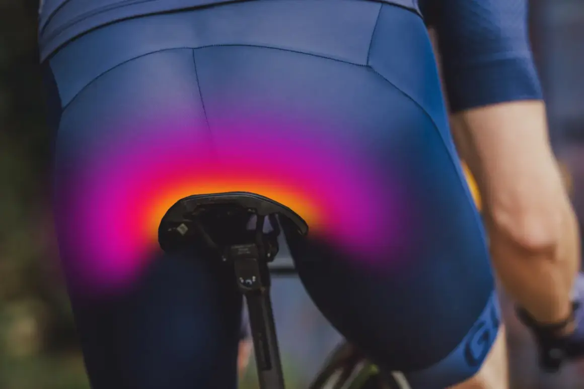 Radfahrer mit schmerzenden Sitzknochen nach langer Tour. Die bunte Überlagerung zeigt den Druckbereich auf dem Sattel.