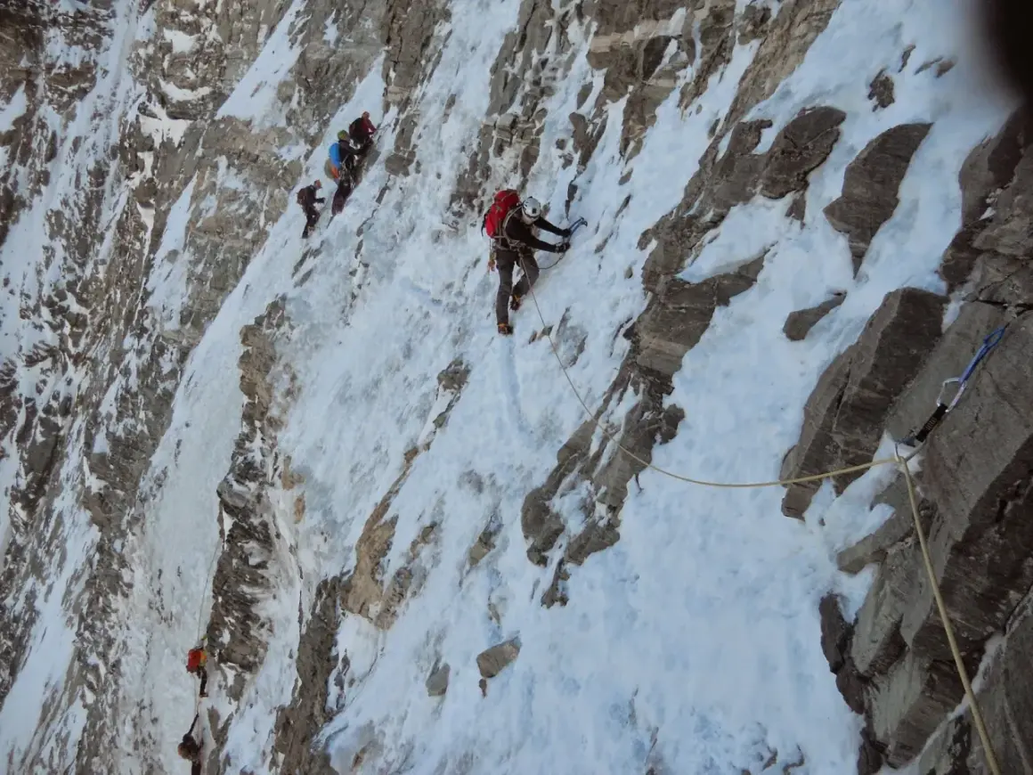 Bergsteiger seilen sich die eisige Matterhorn Nordwand ab.