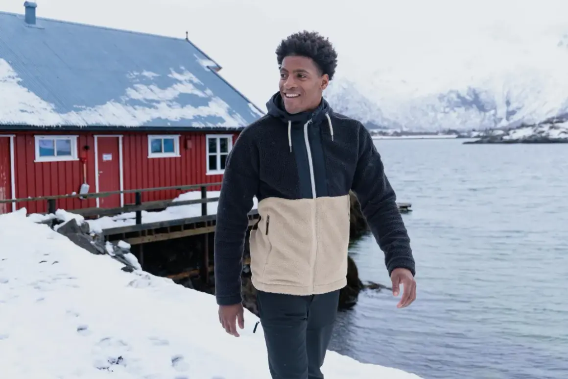 Mann in warmer Fleecejacke, bereit für die Kälte. Perfekt zum fleecejacke waschen, damit sie immer einsatzbereit ist.