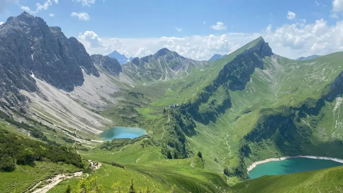 Atemberaubende Berglandschaft im Tannheimer Tal mit türkisfarbenen Seen und Wanderwegen.