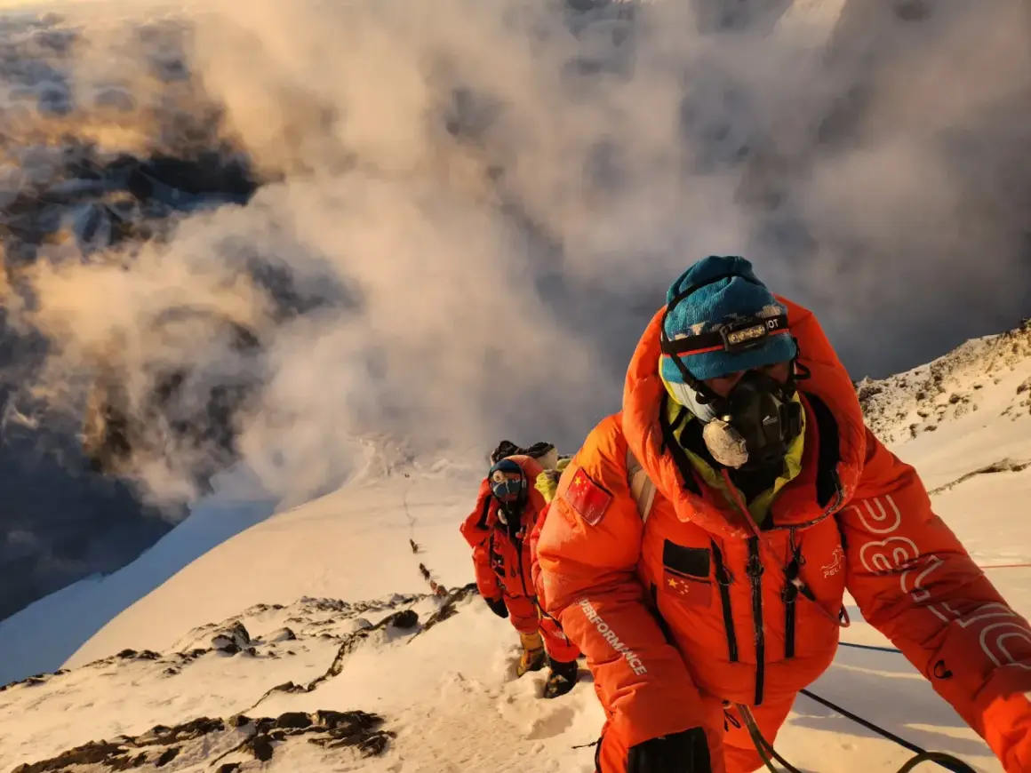 Bergsteiger kämpfen sich den K2 empor. Die Frage "wie hoch ist der K2" wird angesichts dieser extremen Höhe und der eisigen Bedingungen zur Herausforderung.