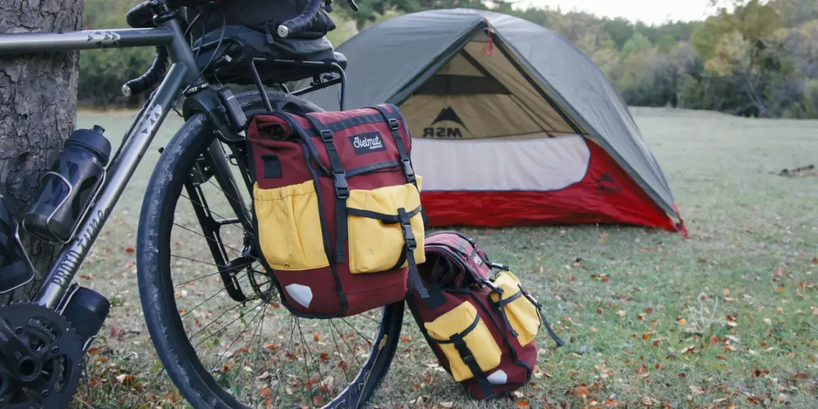 Fahrrad mit Packtaschen und Zelt für eine Bikepacking tour im Freien.