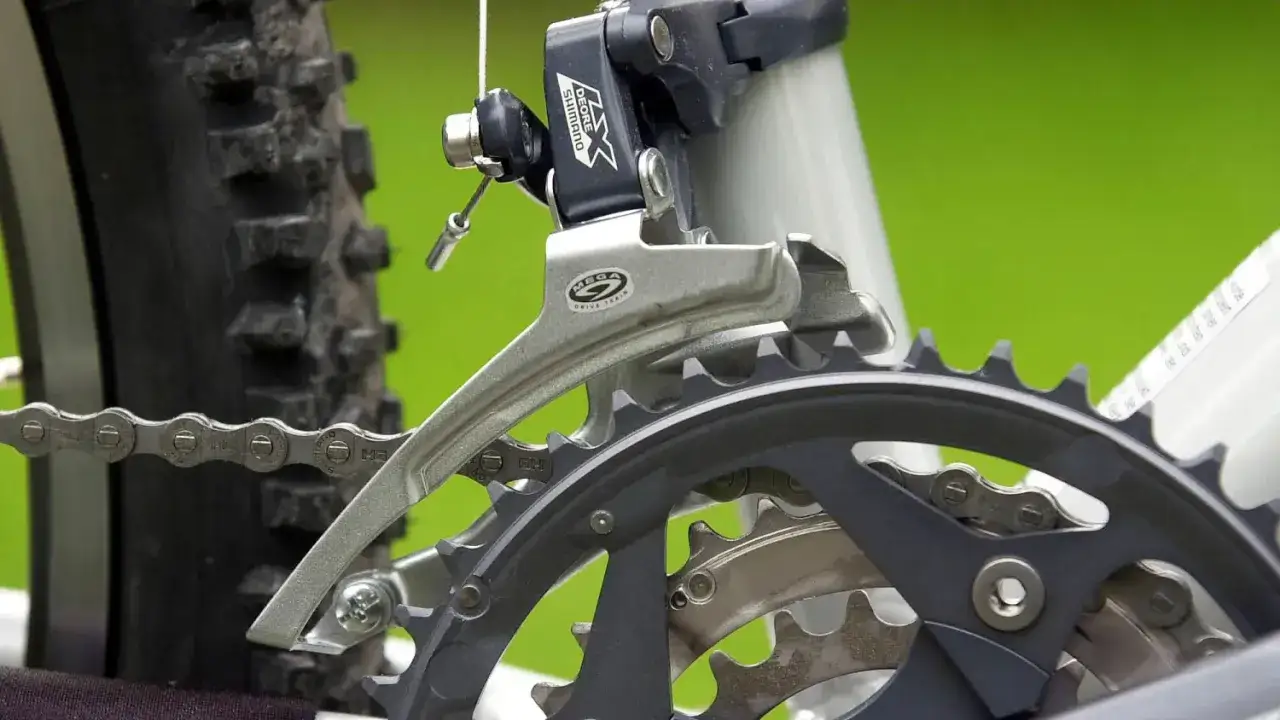 Nahaufnahme eines Fahrrad-Umwerfers, der zeigt, wie man einen Shimano Altus Umwerfer einstellt.