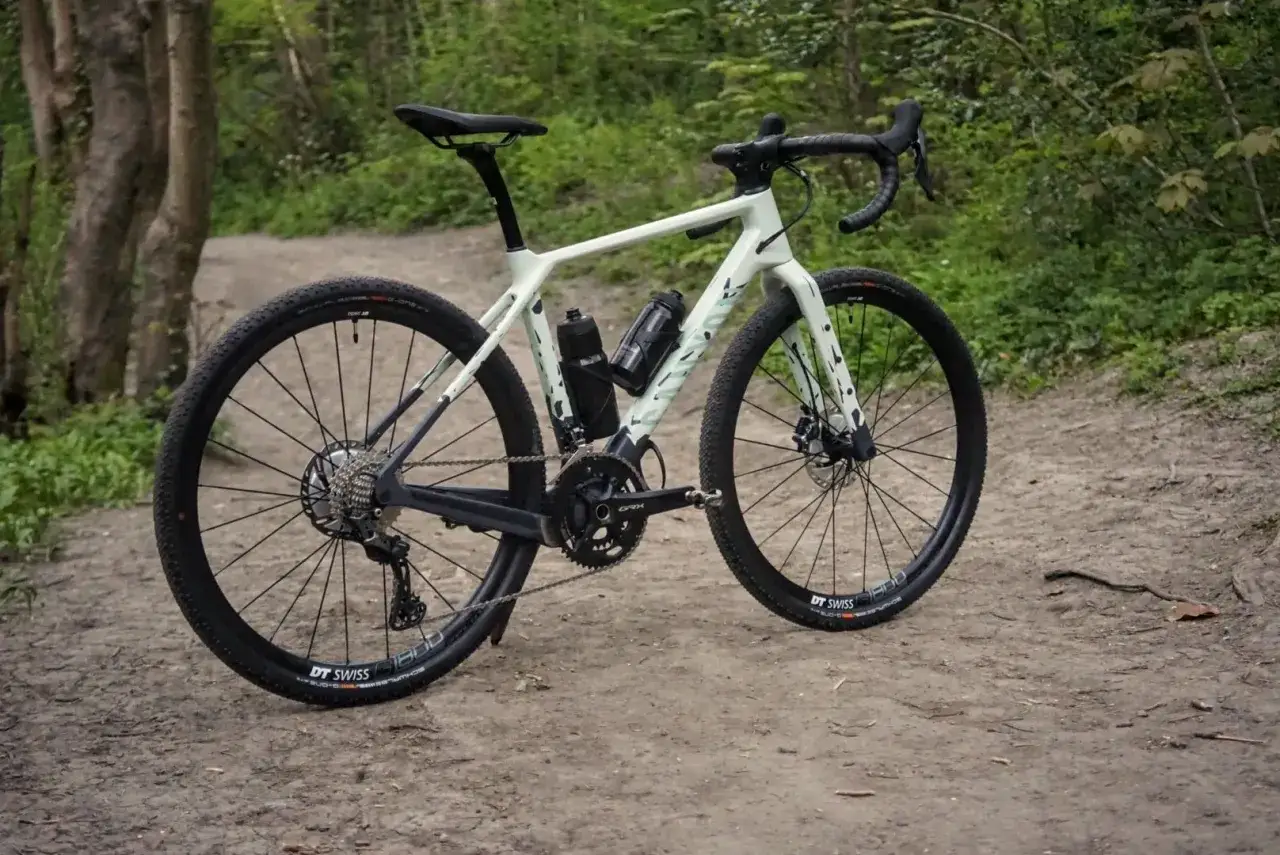 Leichtes Gravelbike mit breiten Reifen und Federgabel, bereit für den Unterschied zwischen Cyclocross und Gravel.