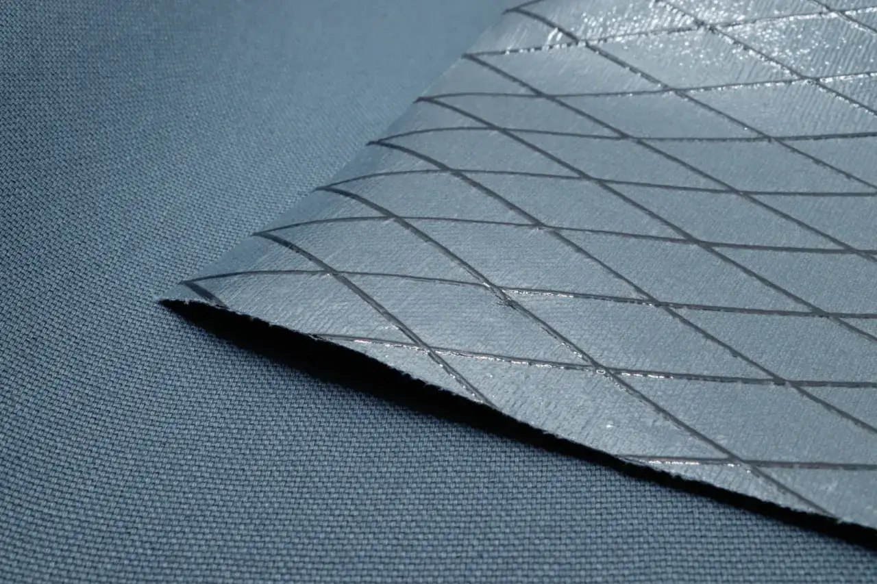 Blaues Gewebe mit Rautenmuster aus rPET-Material.