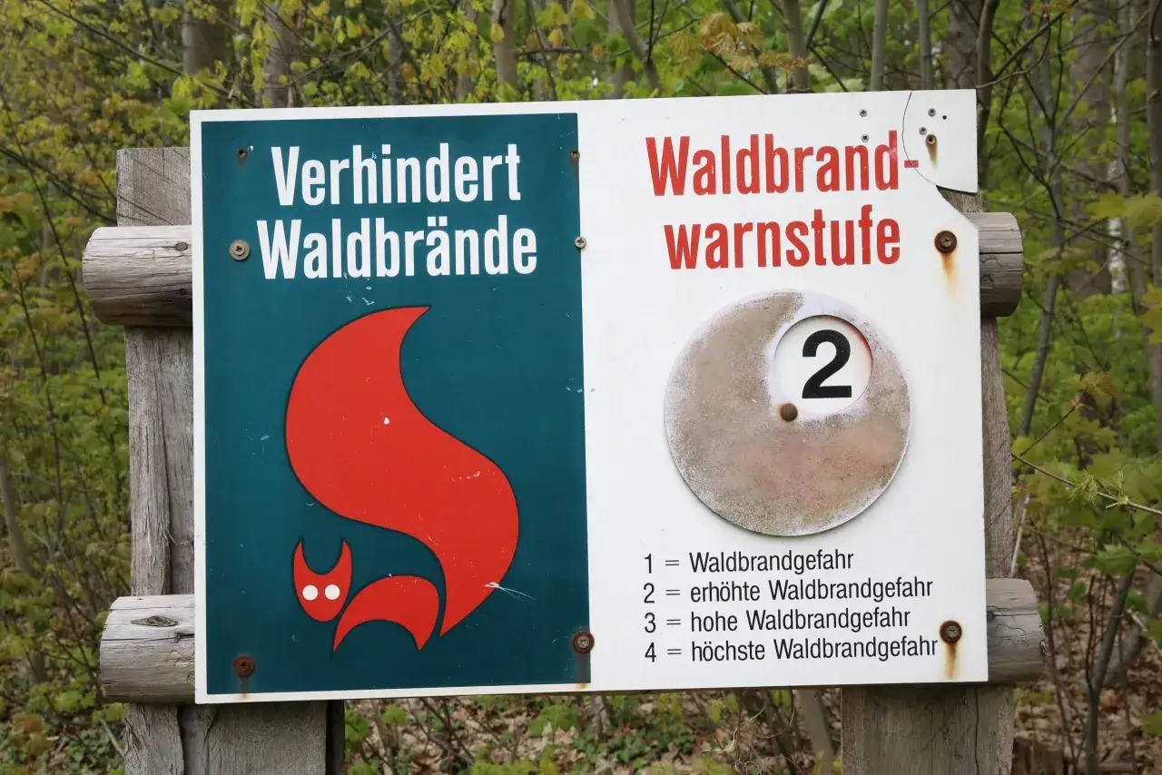 Zwei Schilder im Naturschutzgebiet: links