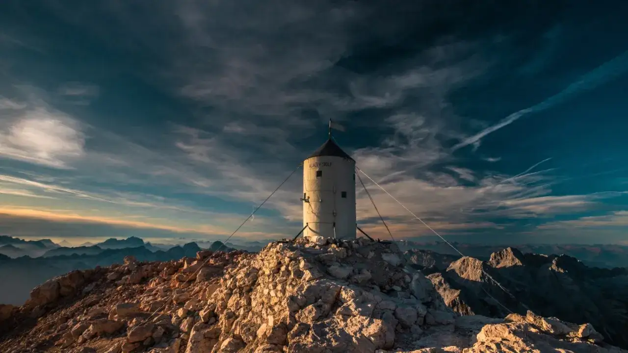 Aljažev stolp auf dem Gipfel des Triglav, ein Wahrzeichen nach einer anspruchsvollen Triglav Wanderung, unter dramatischem Himmel.