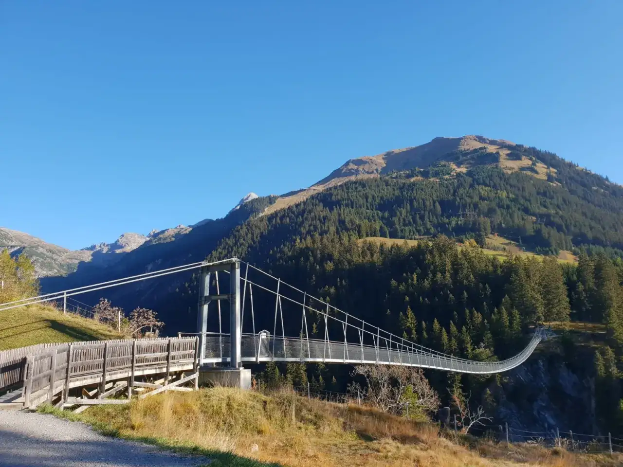 H&auml;ngebr&uuml;cke im Lechtal, ein versteckter Pfad zu atemberaubenden Ausblicken. Ein Geheimtipp f&uuml;r Naturliebhaber.