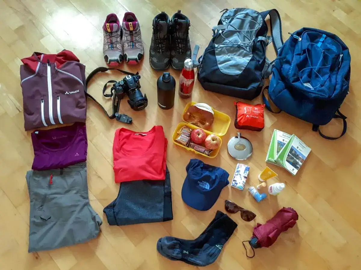 Alles, was ich zum Wandern brauche: Kleidung, Schuhe, Rucksack, Kamera, Verpflegung, Karte und Sonnenbrille.