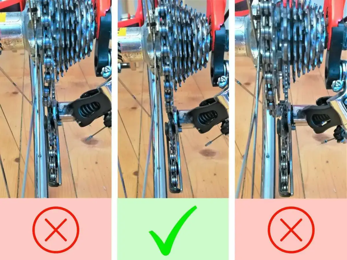 Korrekt eingestellte zugspannung am Fahrradschaltwerk. Die Kette liegt mittig auf den Ritzeln.
