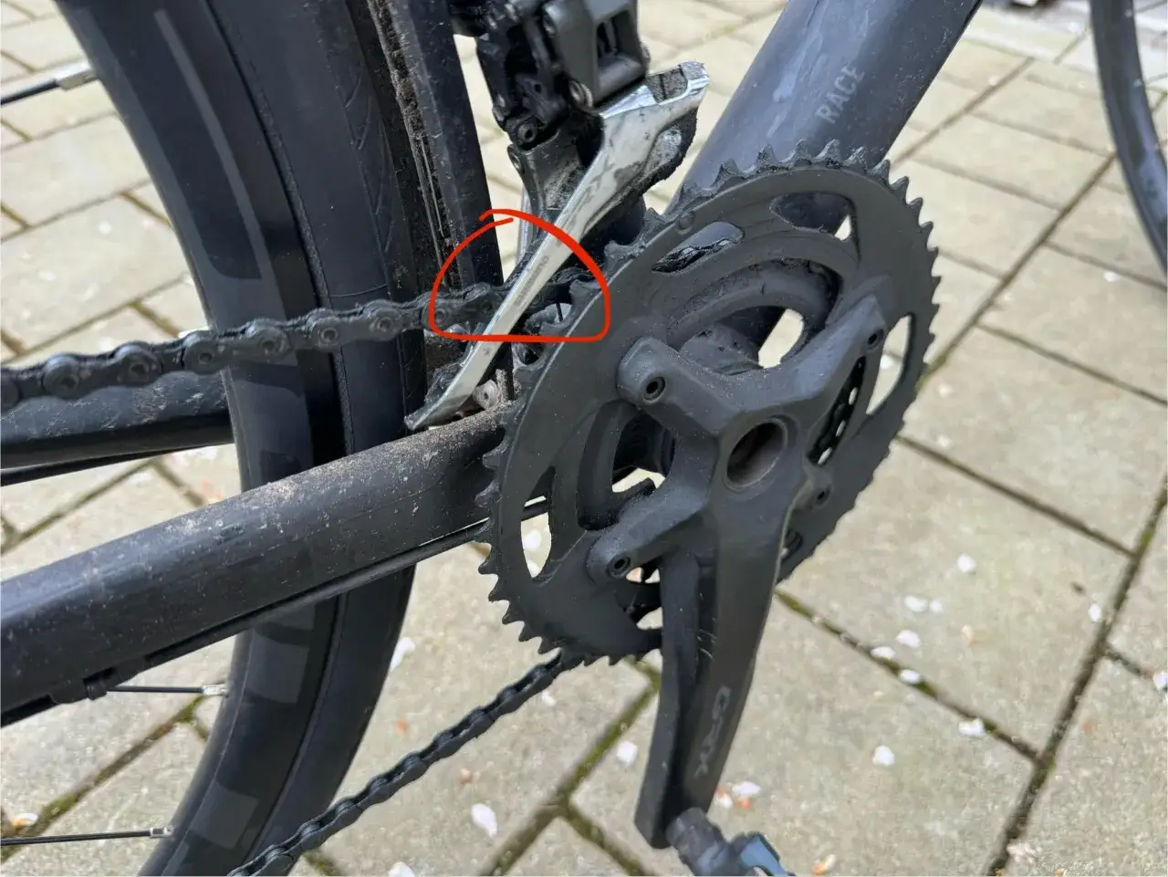 Nahaufnahme eines Fahrrads, bei dem der Umwerfer an der Kette schleift.