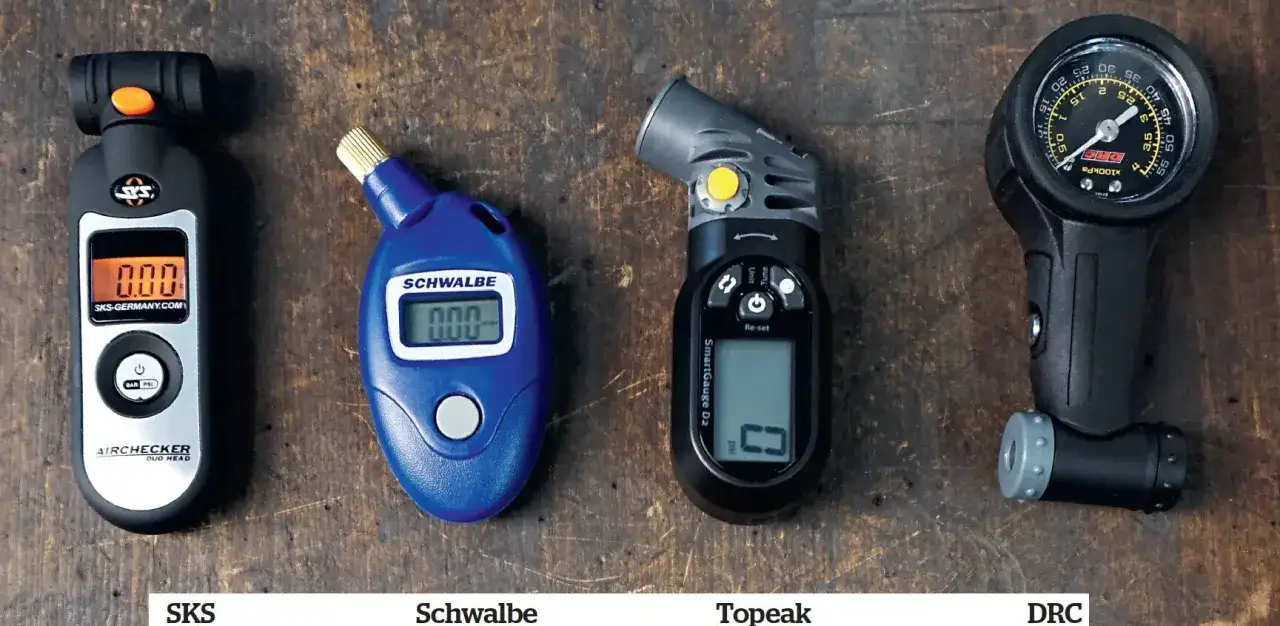 Vier Reifenprüfer: SKS, Schwalbe, Topeak und DRC. Ideal für den korrekten Reifendruck vorne und hinten.