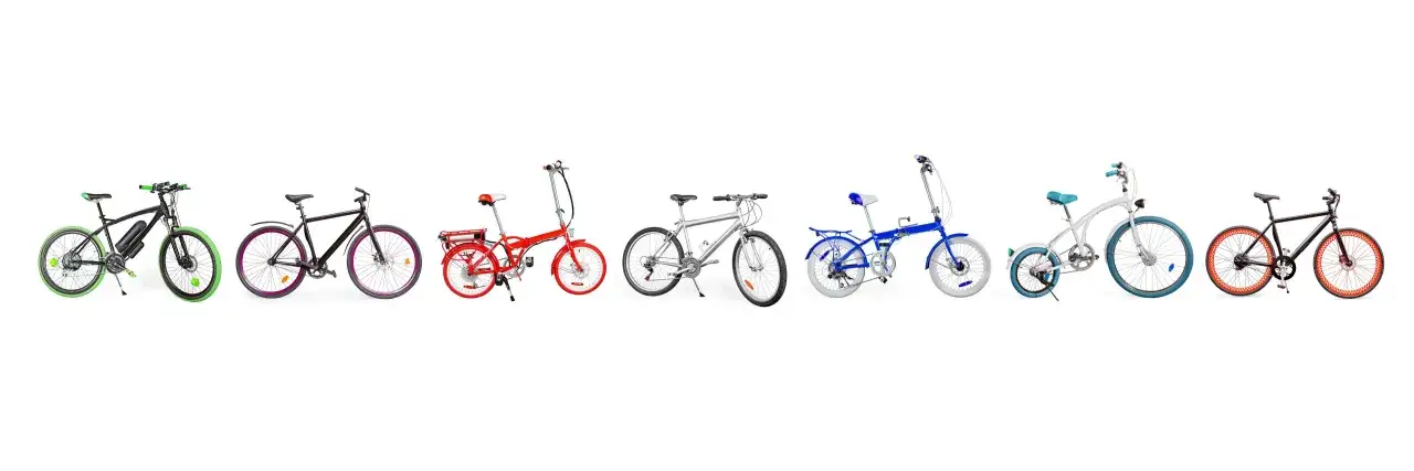 Vielfalt an Fahrrad Arten: E-Bike, Falträder, Mountainbike, Citybike und Cruiser in verschiedenen Farben.