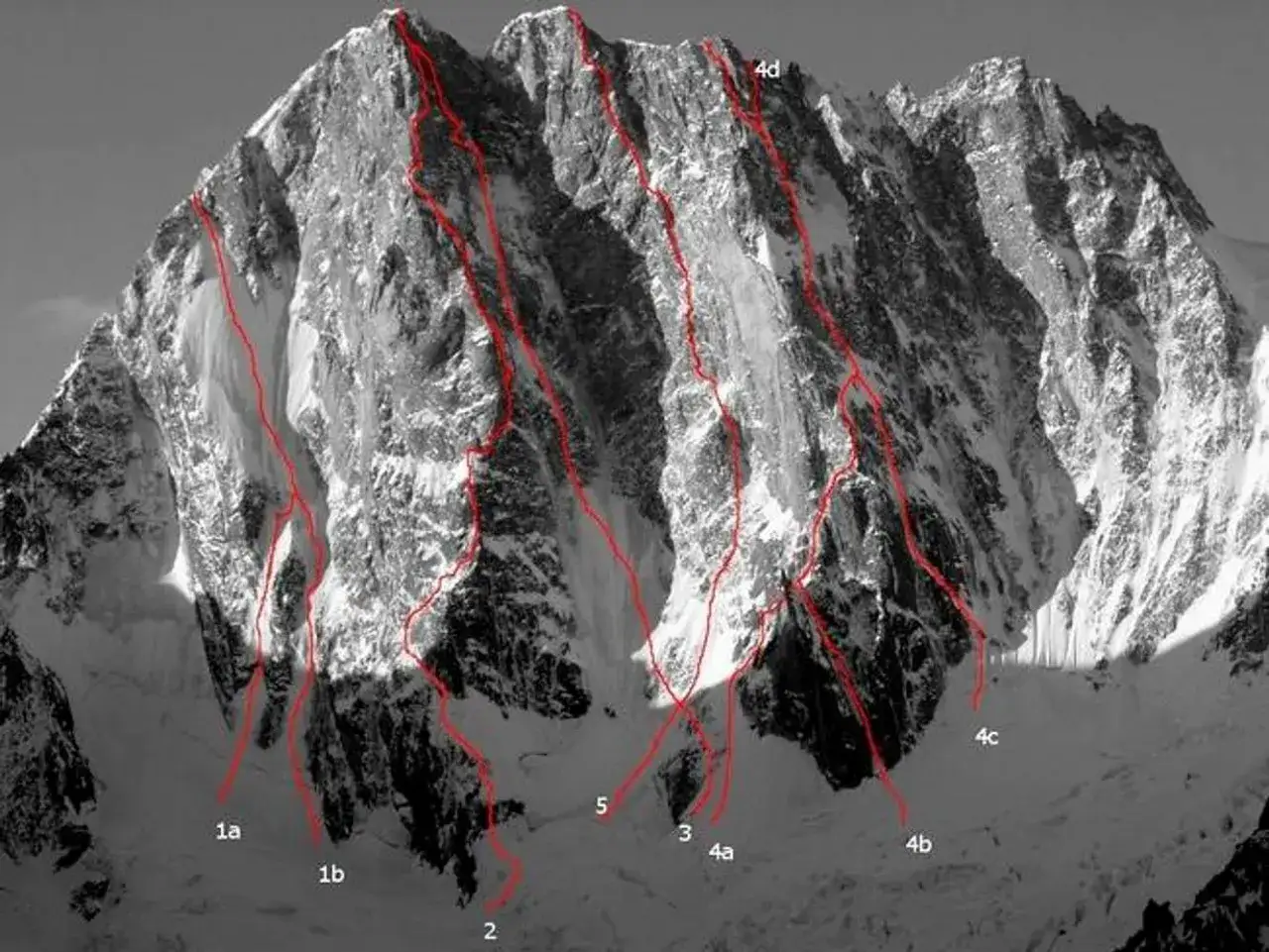 Die Grandes Jorasses, ein majest&auml;tischer Berg, mit eingezeichneten Kletterrouten.
