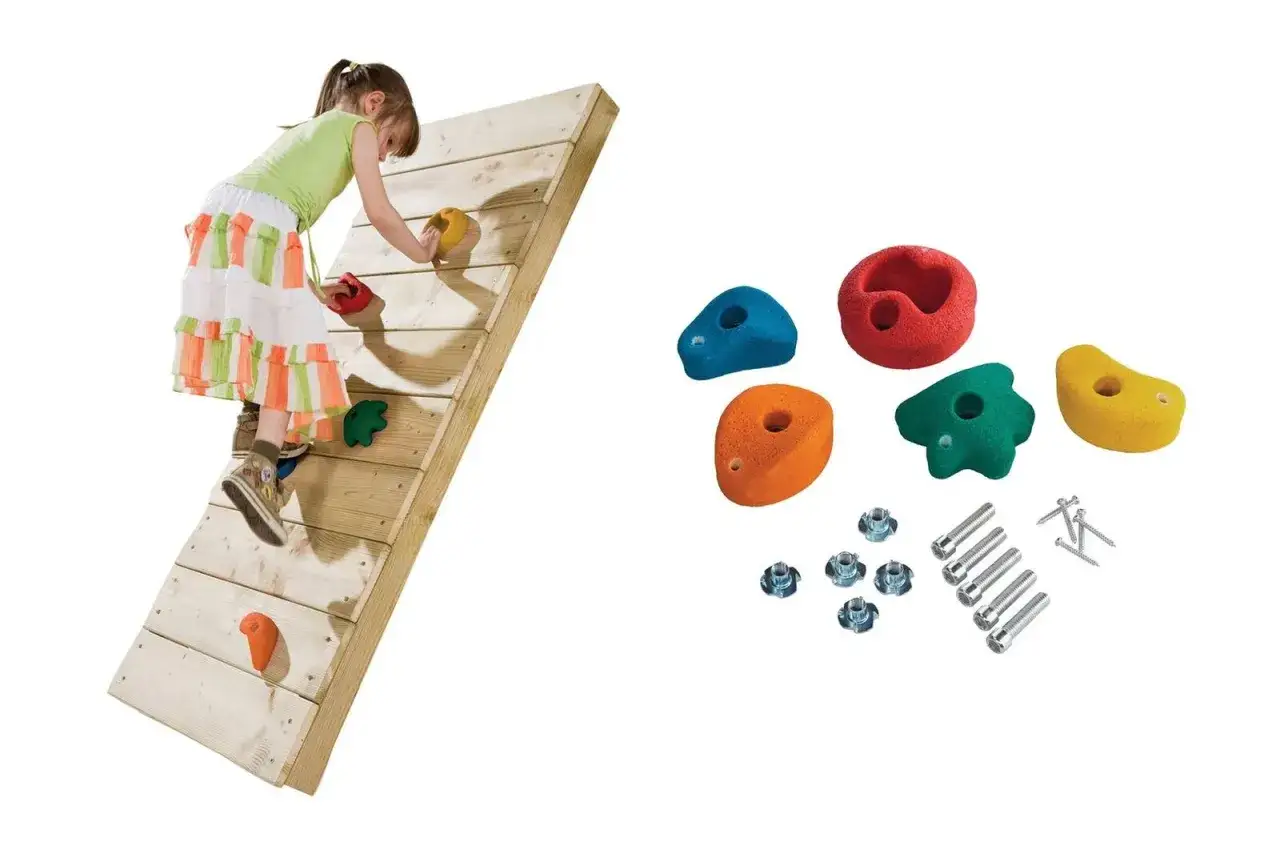 Ein Mädchen klettert an einer Holz-Kletterwand. Rechts sind bunte Griffe, Schrauben und Muttern zu sehen – perfekt, um eine eigene Kletterwand outdoor selber bauen.