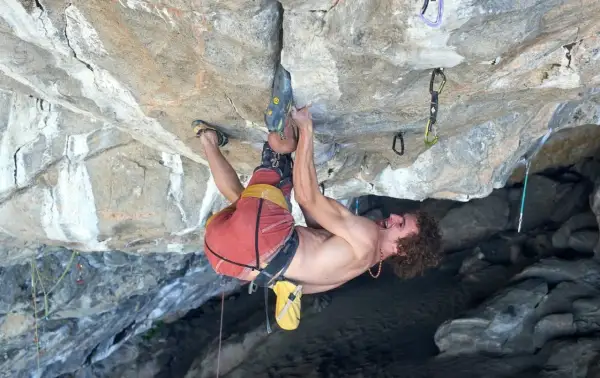 Adam Ondra in voller Konzentration, die Stille der Felswand nur vom Atem unterbrochen.