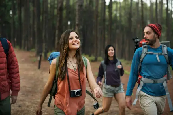 Wanderfreunde genießen die Natur. Der Vorteil von Merinowolle bei Kleidung wird beim Wandern deutlich: sie hält warm und ist atmungsaktiv.