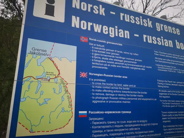 Schild am European Divide Trail: Norwegisch-Russische Grenze bei Jakobselv. Verbote und Informationen für Reisende.