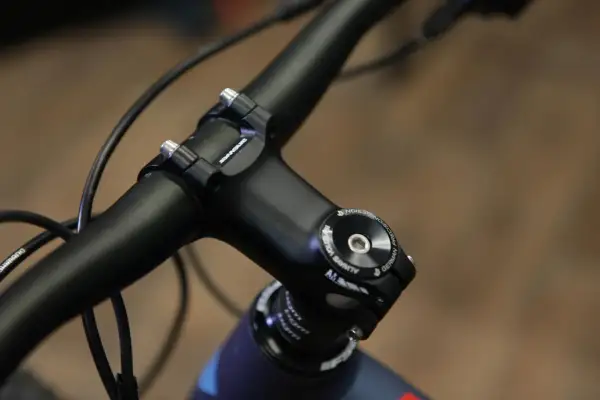 Nahaufnahme des Fahrrad-Lenkers, bereit, ihn zu drehen und zu transportieren.