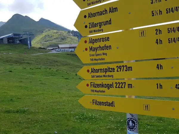 Gelbe Wegweiser helfen bei der **Wanderung planen**. Ziele wie Ahornach Alm, Mayrhofen und Filzenkogel sind aufgeführt.