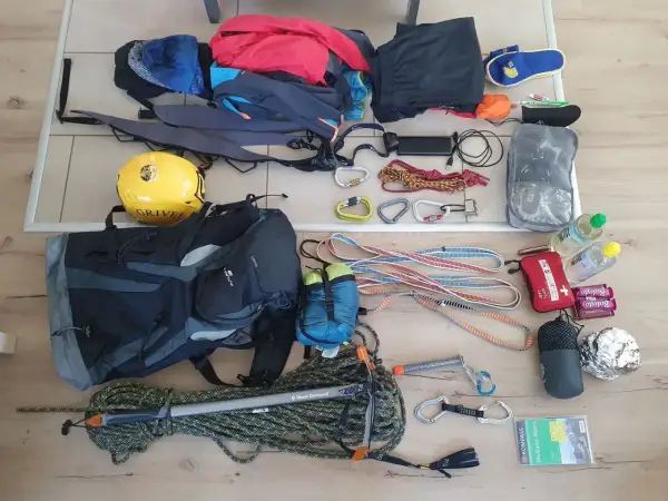 Packliste Hochtour: Helm, Seil, Steigeisen, Gurt, Karabiner, Kleidung, Erste-Hilfe-Set, Verpflegung. Alles für das Abenteuer in den Bergen.