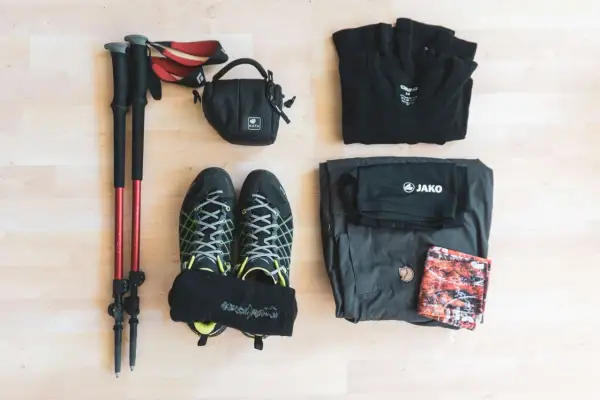 Wanderausrüstung: Stöcke, Schuhe, Socken, Tasche, Shirt, Hose und ein Tuch. So weiß ich, was ich zum Wandern brauche.